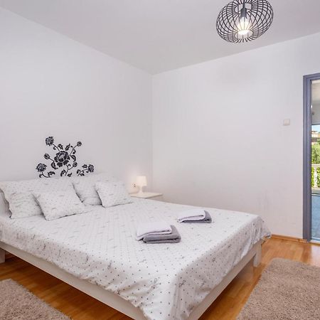Beautiful Apartment In Malinska With Kitchen エクステリア 写真