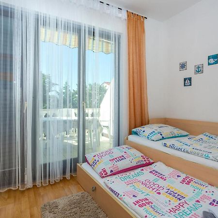 Beautiful Apartment In Malinska With Kitchen エクステリア 写真