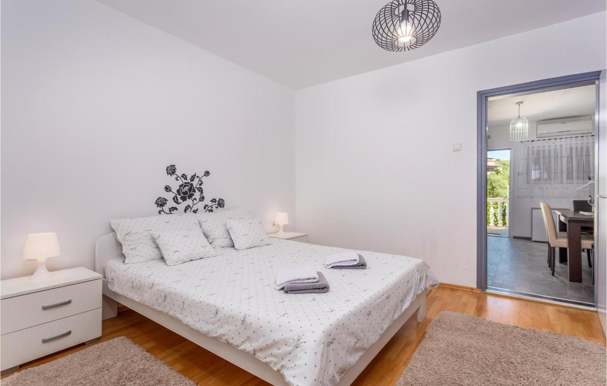 Beautiful Apartment In Malinska With Kitchen エクステリア 写真