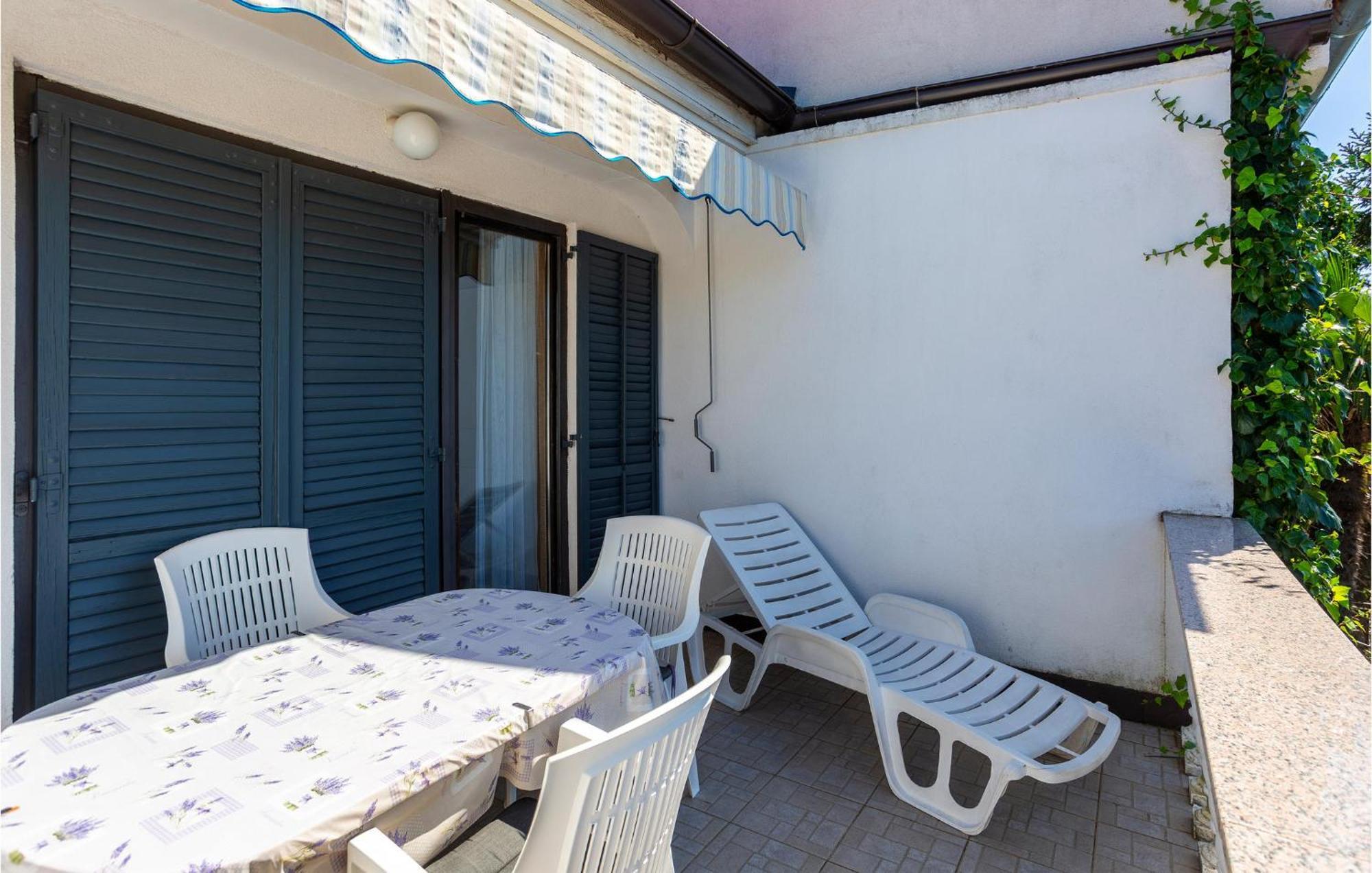Beautiful Apartment In Malinska With Kitchen エクステリア 写真