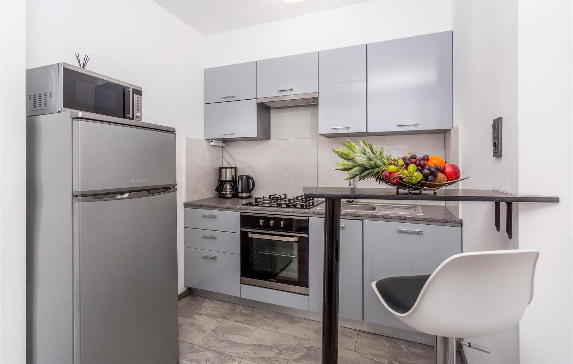 Beautiful Apartment In Malinska With Kitchen エクステリア 写真