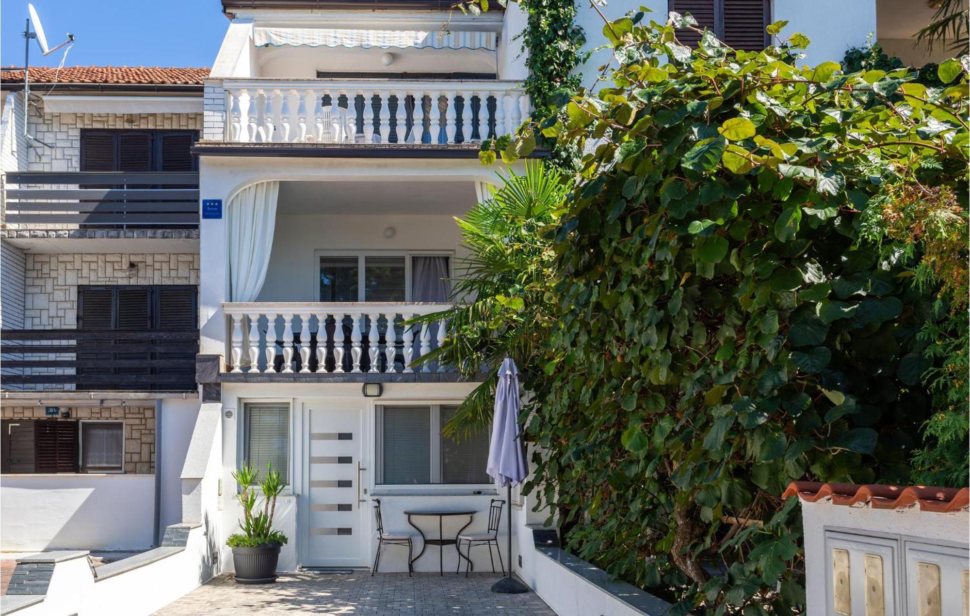 Beautiful Apartment In Malinska With Kitchen エクステリア 写真